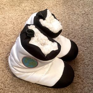 Kids slippers with fur lining. Size 13-1. Unworn.